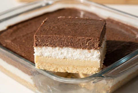 Nepečena Pesak Torta: Kremasto savršenstvo u tri boje