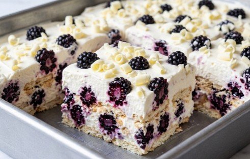 Brza Torta sa Kupinama: Osvežavajući voćni užitak
