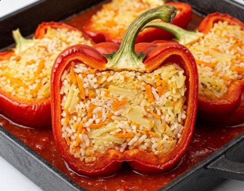 Posne Punjene Paprike: Tradicionalni ručak pečen u paradajz sosu