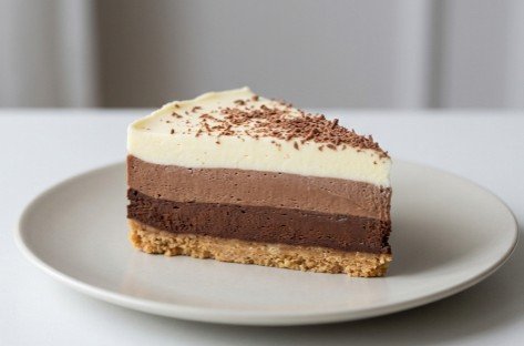 Trikolor Torta – Raskošna Nepečena Torta sa Tri Vrste Čokolade