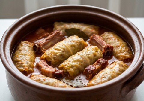Domaća Sarma od Kiselog Kupusa sa Suvim Rebrima – Tradicionalni Recept