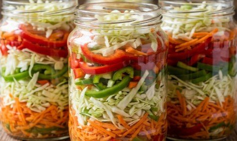 Najbolji Recept za Domaću Šarenu Salatu (Hrskava Zimnica)