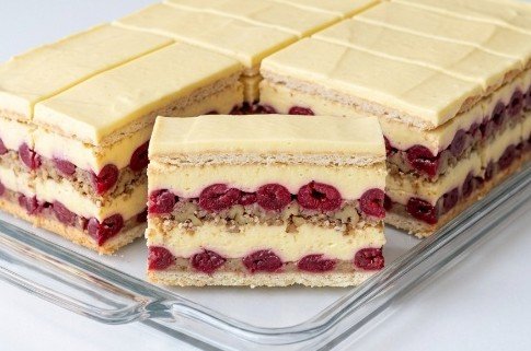 Moskva šnit torta — raskošna i osvežavajuća torta sa višnjama i orasima