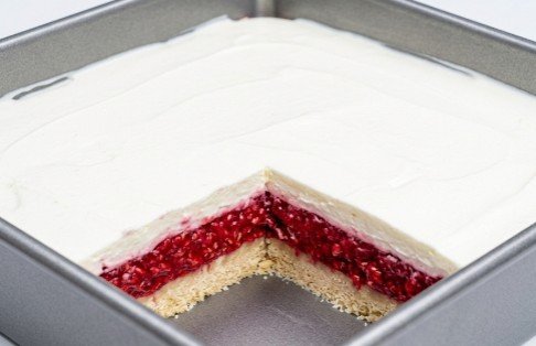 Voćne kocke — osvežavajući i kremasti desert sa malinama bez pečenja