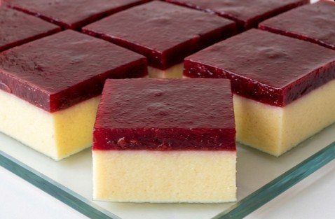 Griz kocke sa višnjama — osvežavajući i kremasti dvobojni desert bez pečenja