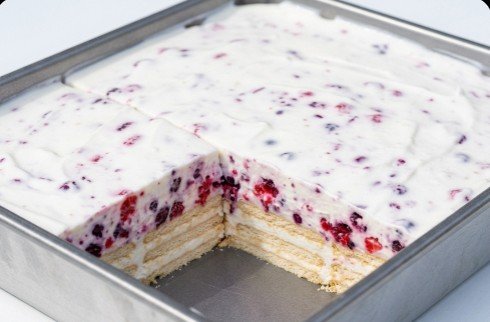 Najbolji Recept za Brzu Jogurt Tortu sa Šumskim Voćem (Bez Pečenja)
