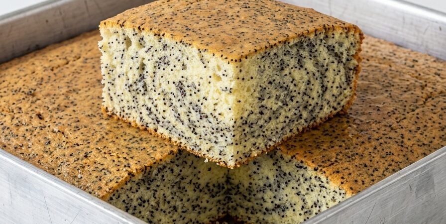 Sočan kolač sa makom iz tepsije — brzi domaći recept koji se topi u ustima