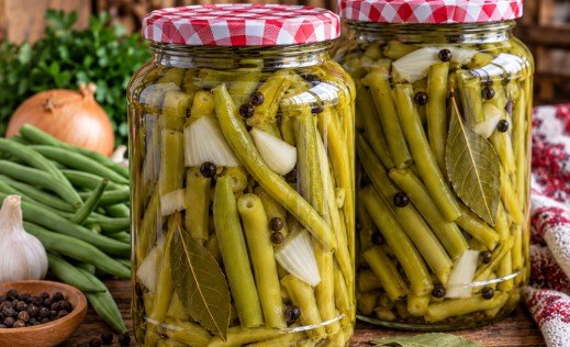 Ukiseljena Boranija za Zimnicu: Starinski Recept za Hrskavu Turšiju u Tegli