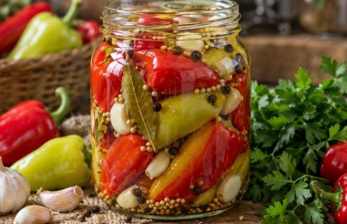 Tradicionalna Kisela Paprika u Tegli – Hrskava Zimska Salata u Aromatičnom Presolcu