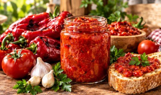 Tradicionalna Domaća Lutenica – Aromatični Seckani Zimski Namaz