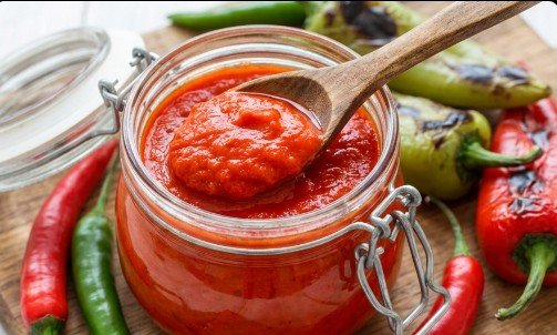 Tradicionalni Ljuti Domaći Ajvar – Pravi Balkanski Specijalitet od Pečene Paprike i Patlidžana