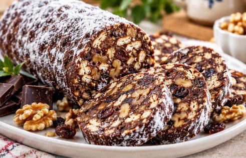 Tradicionalni Čokoladni Salami – Starinski Nepečeni Čokoladni Kolač sa Keksom i Orasima