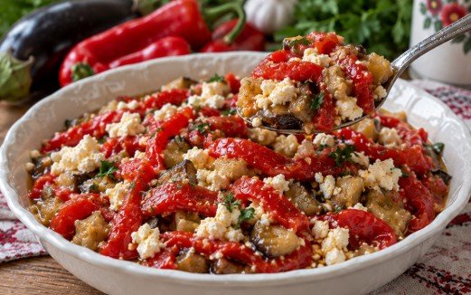 Konjička Salata od Paprika, Patlidžana i Sira: Starinski Recept za Meze