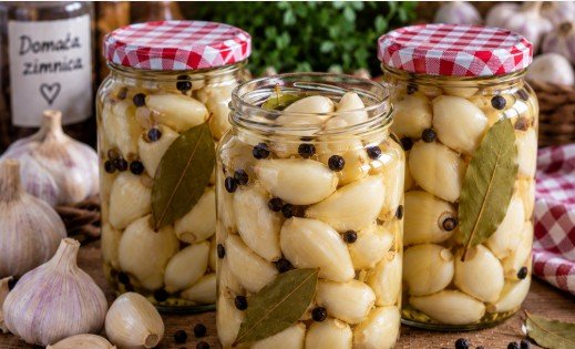 Kiseli Beli Luk u Tegli za Zimu: Starinski Recept za Hrskavu Zimnicu