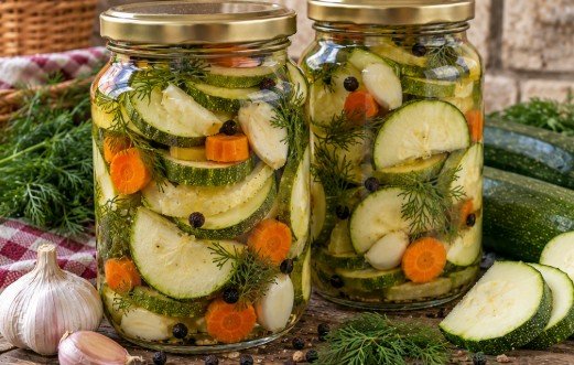 Tikvice u Tegli za Zimu: Recept za Najhrskaviju Kiselu Zimnicu sa Mirođijom