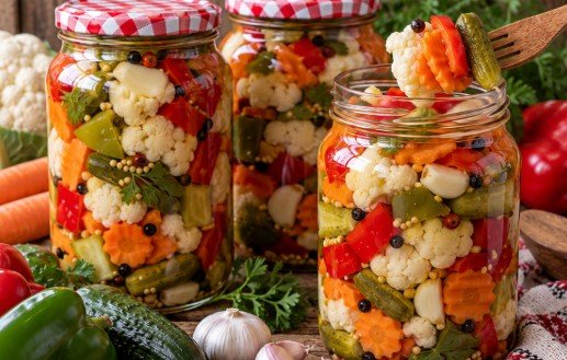 Kisela Mešana Salata za Zimu: Starinski Recept za Najhrskaviju Turšiju