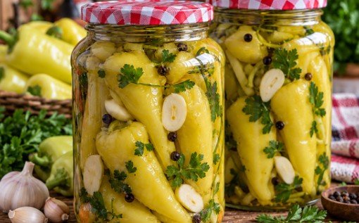 Kisele Somborke za Zimnicu: Starinski Recept za Ljute Paprike u Tegli