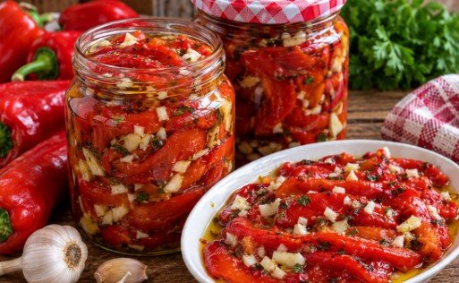 Paprika u Ulju sa Belim Lukom: Starinski Recept za Zimnicu u Tegli