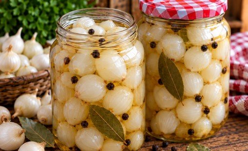 Kiseli Biserni Luk za Zimnicu: Starinski Recept za Najhrskaviju Turšiju