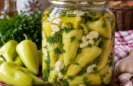Kisele Somborke sa Belim Lukom i Peršunom: Recept za Zimnicu u Tegli