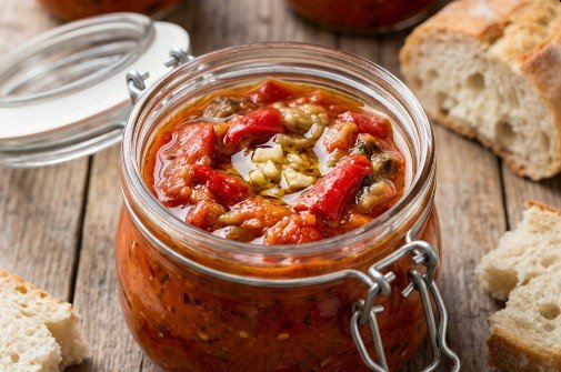 Tradicionalni Makedonski Pindžur – Starinski Specijalitet od Pečene Paprike, Patlidžana i Paradajza