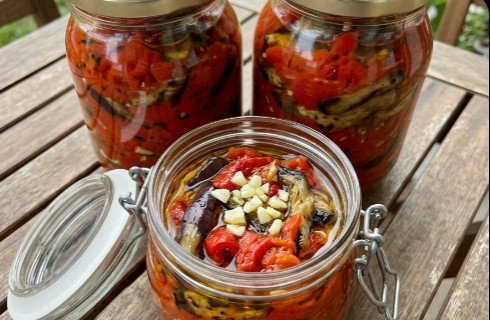 Najbolji Recept za Domaći Cepkani Ajvar sa Patlidžanom i Belim Lukom (Tradicionalna Zimnica)
