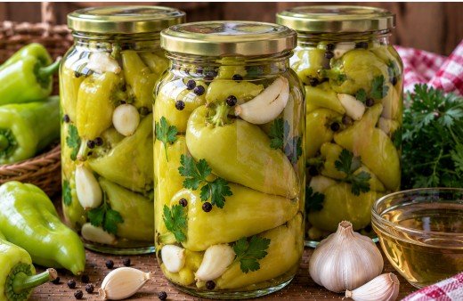 Paprike u tegli: Tradicionalna zimska salata od povrća