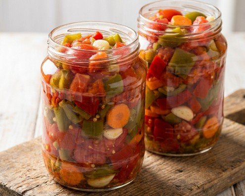 Najbolji Recept za Domaću Lovačku Salatu sa Paradajzom i Šargarepom (Tradicionalna Zimnica)