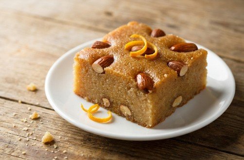 Recept za Sočnu Griz Halvu: Tradicionalni Starinski Kolač sa Bademima