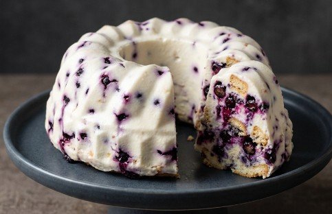 Svečani Jogurt Kuglof sa Borovnicama bez Pečenja: Brzi Recept