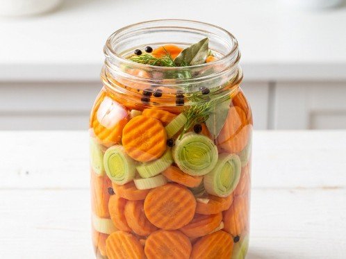Kisela Šargarepa sa Prazilukom: Recept za Hrskavu Zimnicu