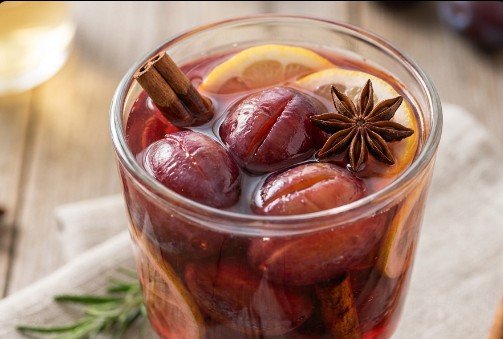 Tradicionalni Domaći Kompot od Šljiva sa Cimetom i Limunom
