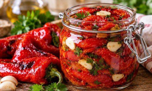 Tradicionalne Pečene Paprike u Tegli – Aromatična Cepkana Salata sa Belim Lukom
