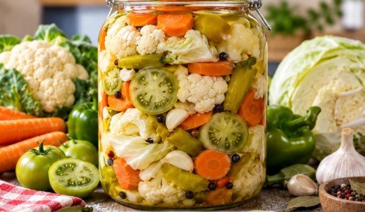 Tradicionalna Domaća Mešana Turšija – Kraljica Zimske Trpeze