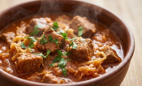 Tradicionalni Sekelji Gulaš sa Kiselim Kupusom i Pavlakom – Starinski Recept