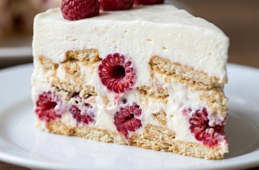 Brza Plazma Torta sa Malinama bez Pečenja: Kremasti Letnji Recept