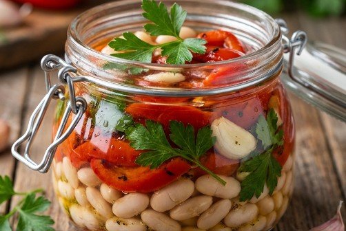 Tradicionalna Makedonska Gravče Salata – Aromatična Zimska Salata sa Pečenom Paprikom